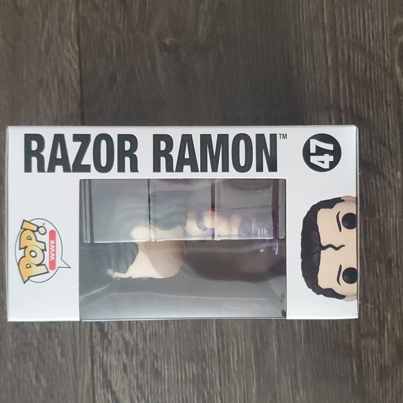 💜 Razor Ramon Metallic Funko Pop #47 WWE - EB Exclusive - Picture 3 of 7